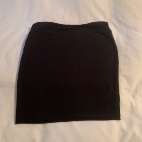 Black mini skirt size small - Picture 2 of 2